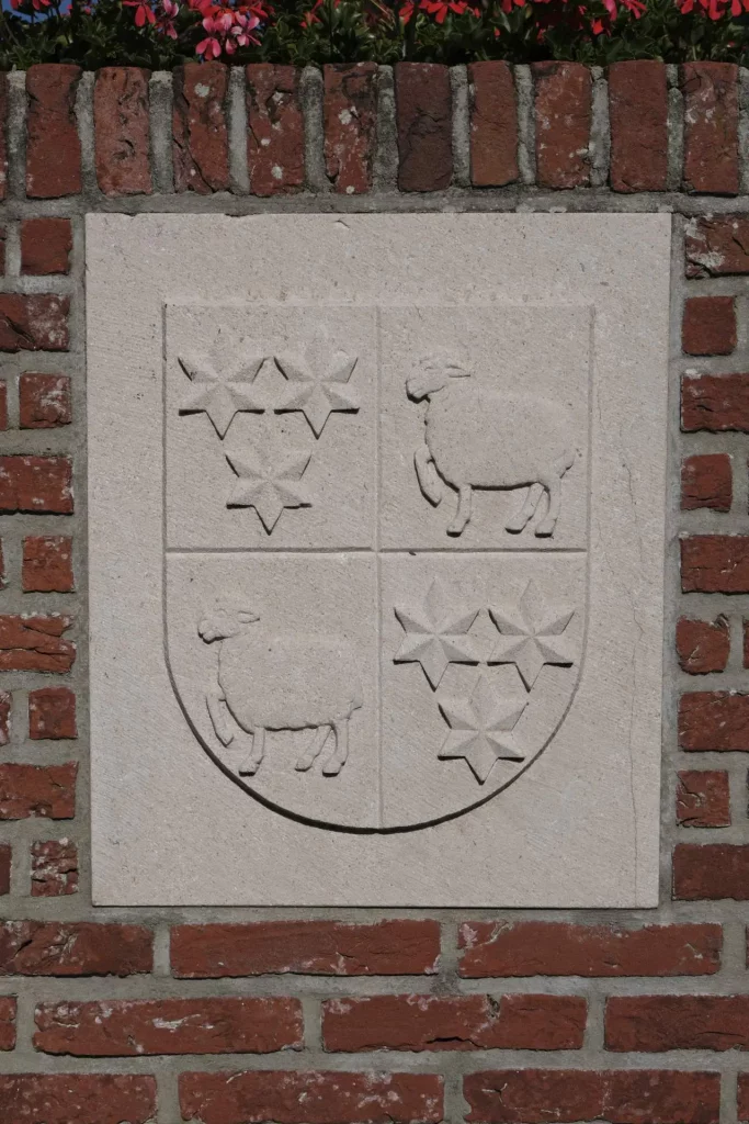 Steen met wapen van Noordwijk in muur