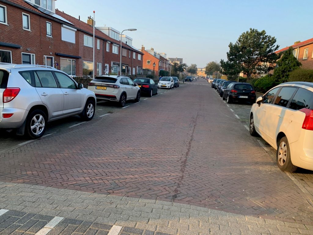 straat met geparkeerde auto's voor huizen