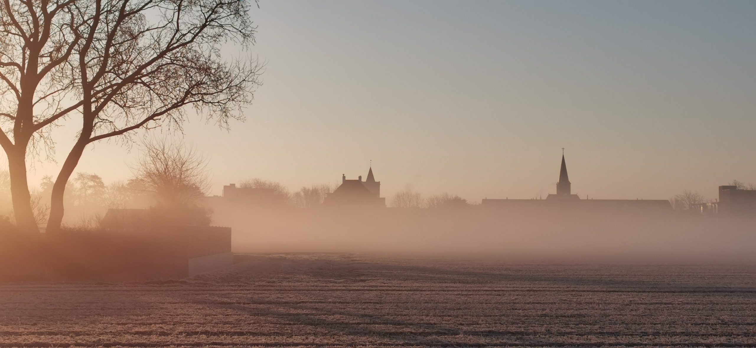 landschapsfoto van noordwijk met laaghangende mist